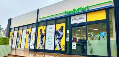 ファミリーマートギャレリアシーホーク店の別角度の外観ラッピング