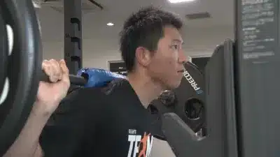 トレーニング中の男性