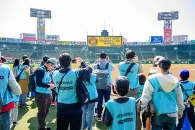 グラウンドでのウェルカムメッセージと記念撮影