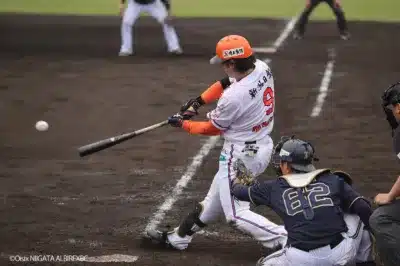 バッティング練習中の選手