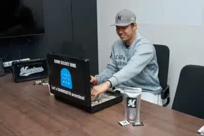千葉ロッテマリーンズの選手が「GUM SELECT BOX」からガムを選んでいる様子