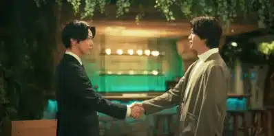 真剣な表情で握手を交わす二人