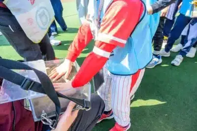 グラウンドの土に触れる体験