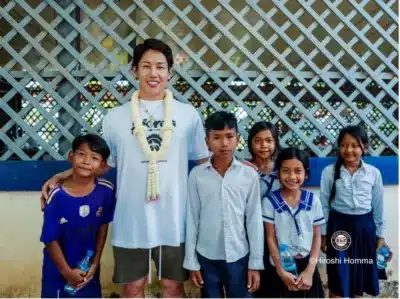 子どもたちと交流する吉田選手