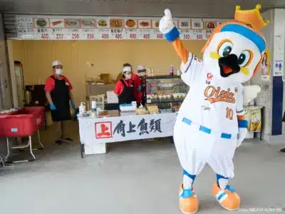 オイシックス新潟アルビレックスBCのマスコット「アルファくん」とスタジアムグルメ売店