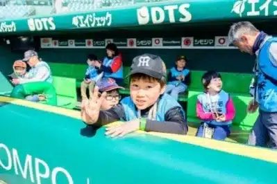 ベンチでの様子