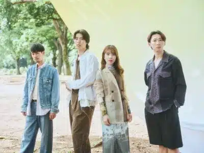 屋外でポーズをとるwapitiのメンバー