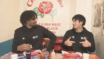 食事中のドラゴンフライズ寺嶋選手とエバンス選手