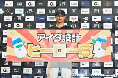 アイダ設計ヒーロー賞のバナーを掲げる選手