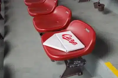 球場の観客席に置かれたクッション