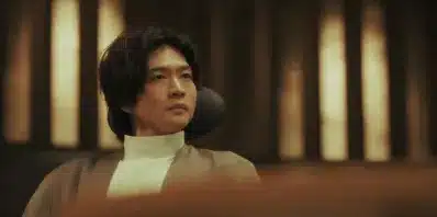 椅子に座り真剣な表情を見せる松下洸平