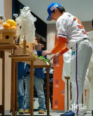 選手が祭壇の前で神事を行う様子