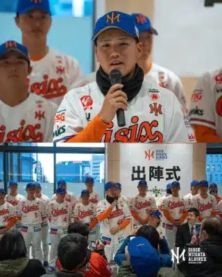 桑田真澄CBOと選手たちの集合写真