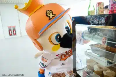 アルファくんとスタジアムグルメのショーケース