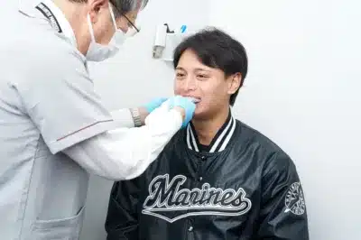 千葉ロッテマリーンズの選手が、歯科医師から口腔内の検査を受けている場面