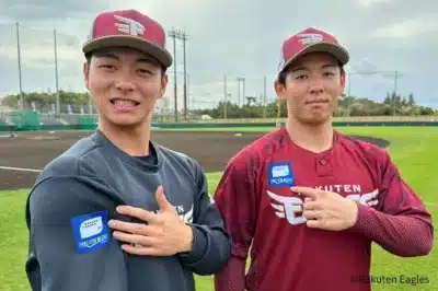 選手2人が練習着のロゴを指差す