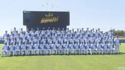 青いユニフォームを着た野球チームの集合写真