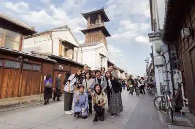 日本の歴史的な街並みを背景にした集合写真