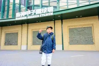 阪神甲子園球場前で記念撮影の少年