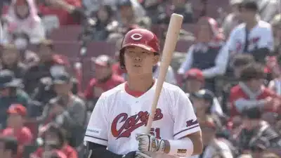 バットを構えるカープの選手