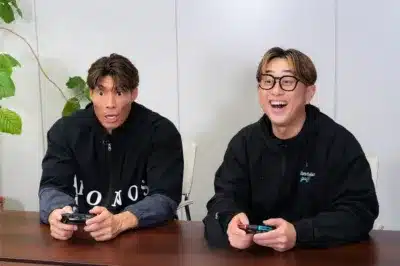 ゲームを楽しむ今成亮太氏と糸井嘉男氏