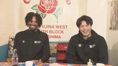 笑顔を見せる寺嶋選手とエバンス選手