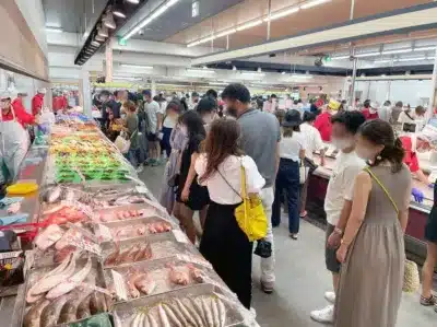 活気あふれる魚市場の様子