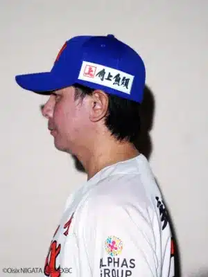 武田監督が着用する角上魚類のロゴ入りキャップ