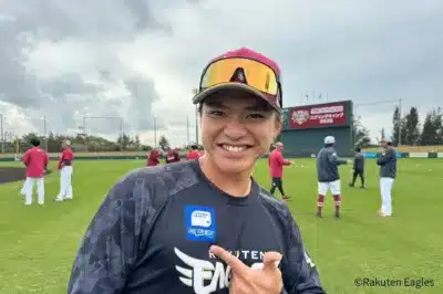 笑顔でポーズをとる楽天イーグルス選手
