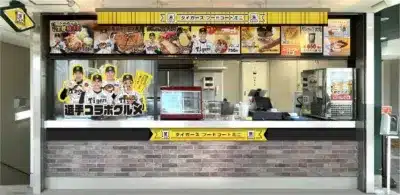 阪神タイガースの選手コラボメニューを提供するフードコートの売店