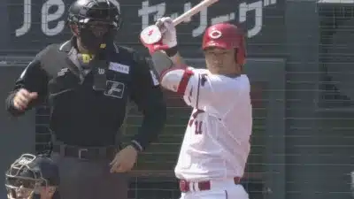 打席に立つ野球選手と審判