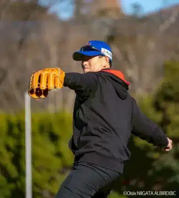 投球練習中の選手