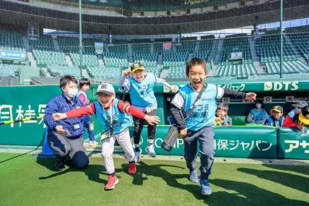 阪神甲子園球場で夢の野球体験！ドコモ未来フィールドでOB原口文仁さん・秋山拓巳さんが子どもたちに伝えた「プロのセカイ」