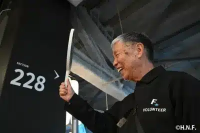 笑顔で案内するボランティアの男性