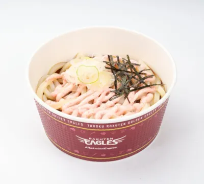 楽天ゴールデンイーグルスのロゴが入ったカップに入ったうどん