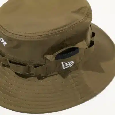 New Eraのカーキ色ブーニーハット