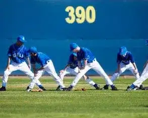 グラウンドでストレッチする野球選手たち