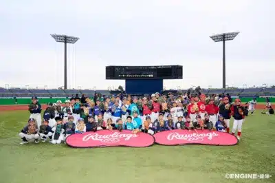ローリングスのロゴと少年野球選手たち