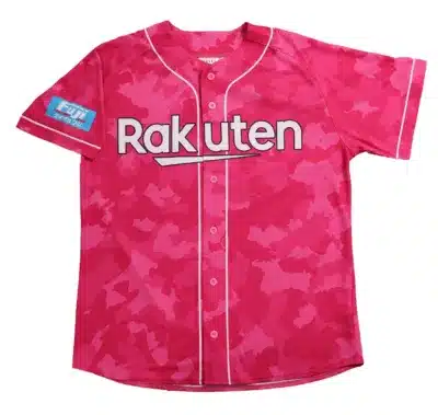 ピンクの迷彩柄が特徴的な野球ユニフォーム