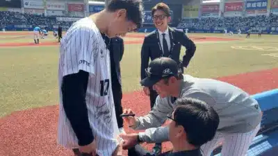 サインをもらう福森さん