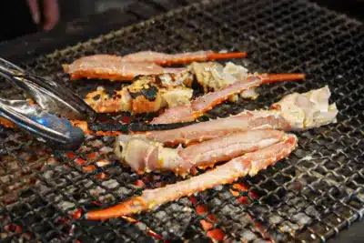 炭火で焼かれたカニの脚