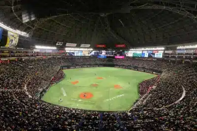 多くの観客で埋め尽くされたドーム球場
