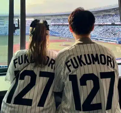 福森さんと奥様のユニフォーム姿