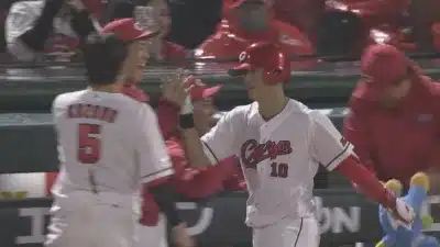 ハイタッチを交わす選手たち