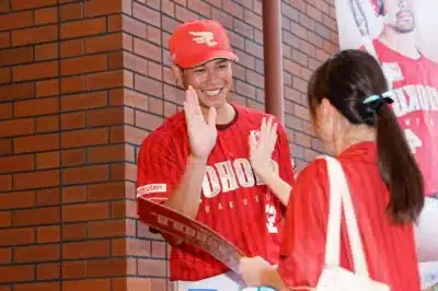 選手とファンがハイタッチ