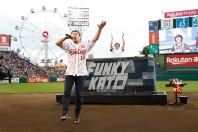 野球場で歌うファンキー加藤さん