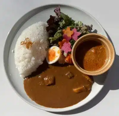 カレーライスとサラダのワンプレートランチ