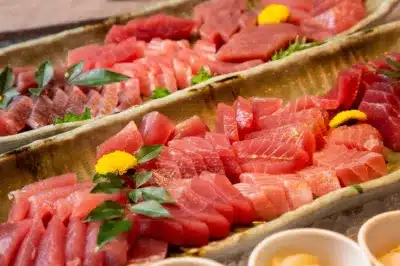 新鮮なマグロの刺身が美しく盛り付けられた料理