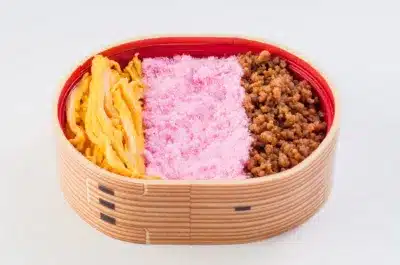 錦糸卵、桜でんぶ、鶏そぼろの三種類の具材が彩り豊かに盛り付けられた弁当