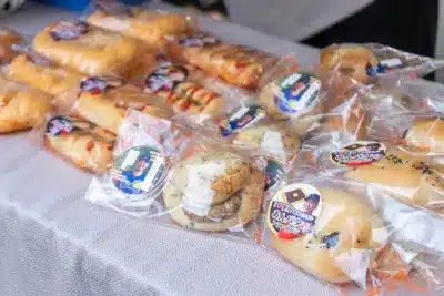 個包装された様々なパンが並べられた様子